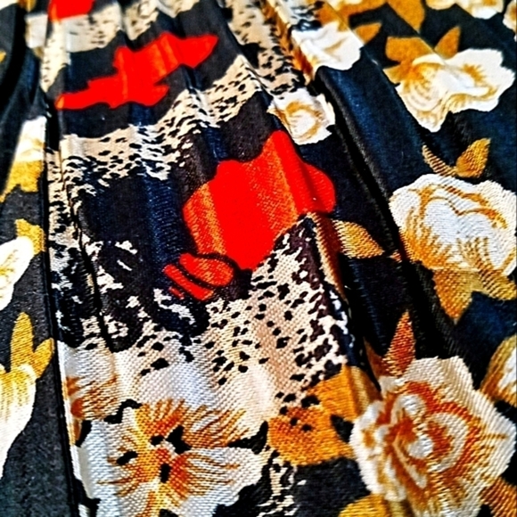 𝅺Accordion Pleated Medium Brown Orange Cream Floral Sleeveless Blouse - Picture 6 of 6